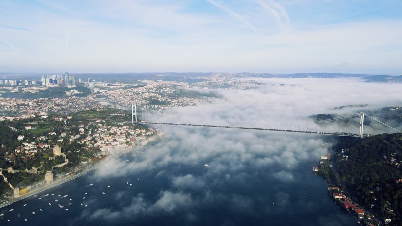 안개가 많은 날 이스탄불의 놀라운 풍경 2 대륙 드론 촬영