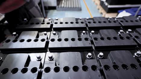 taller para el ensamblaje de baterías de automóviles. baterías casi terminadas