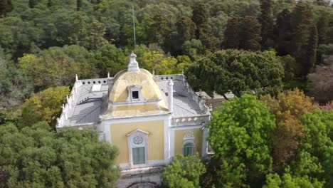 órbita circular aérea sobrevolando un hermoso palacio en un parque histórico en el centro de lisboa, portugal