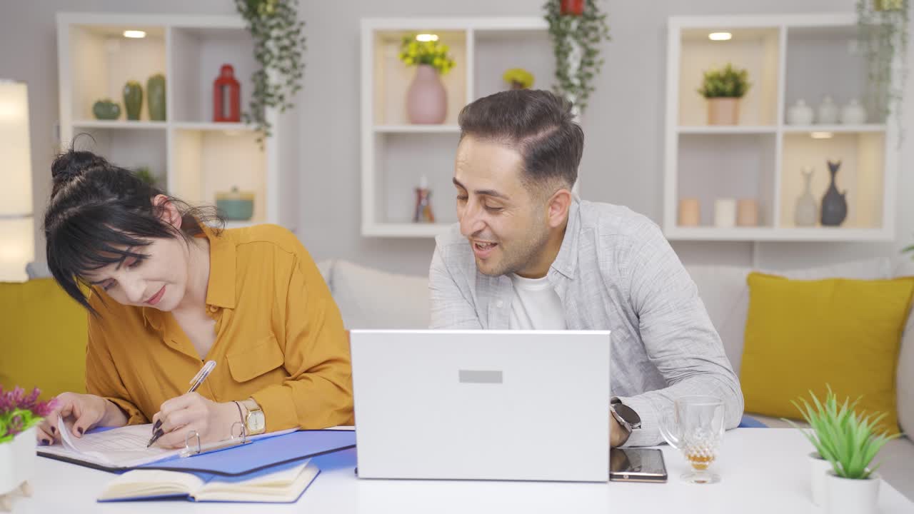 la pareja casada que revisa el archivo es cuidadosa.