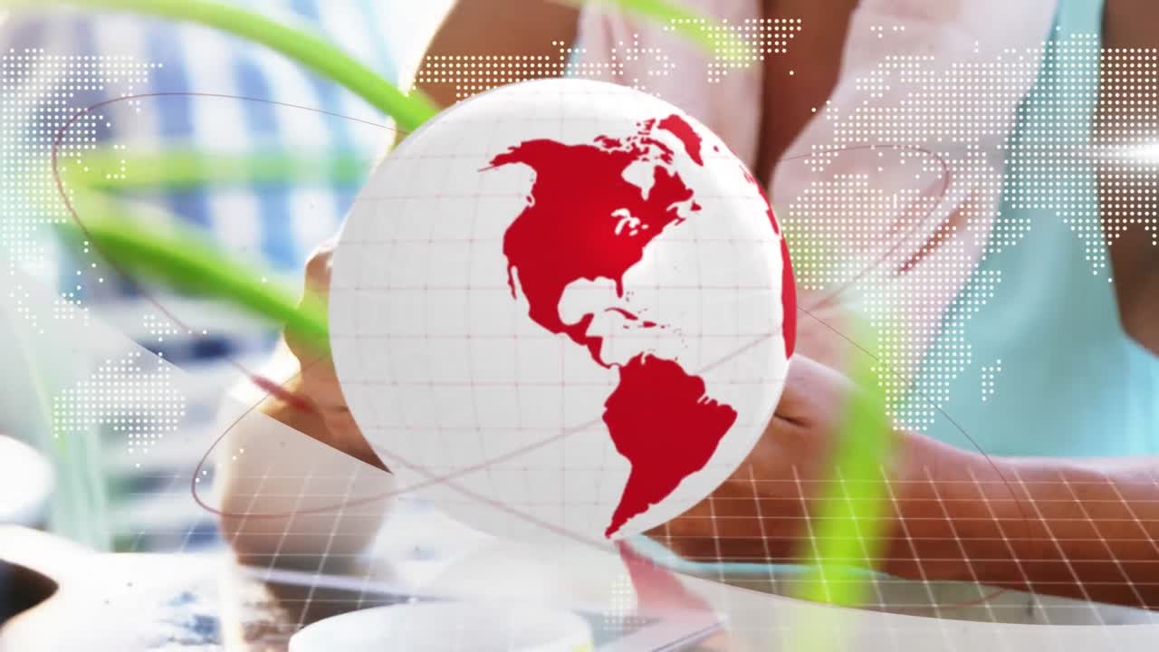 animación del globo y el mapa del mundo sobre la mujer afroamericana usando un teléfono inteligente.
