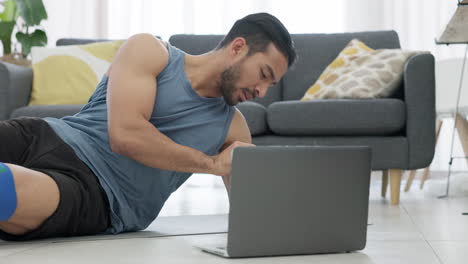 cansado del entrenamiento de fitness con el hombre en línea