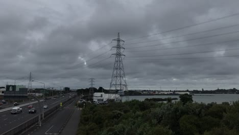 新西蘭奧克蘭高速公路旁邊的電柱上移動的暴風雲