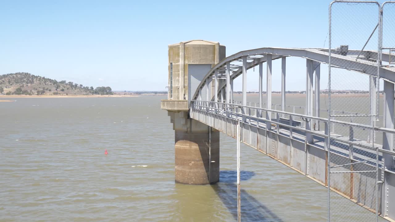 낮 동안 저수지와 콘크리트 펌프타워의 정적 샷