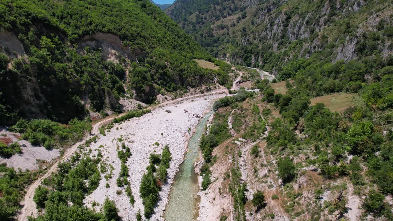 el agua del arroyo fluye a través del valle del desierto y las montañas rocosas en tepelena, albania