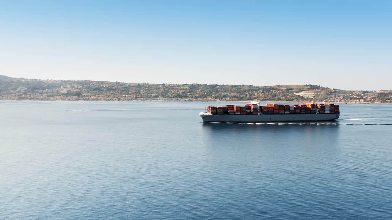 buque de carga de contenedores en el océano. vista aérea.