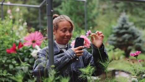 Frau-Fotografiert-Blumen-Mit-Einer-Smartphone-Kamera,-Zeitlupe