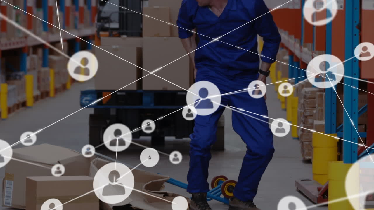 Animazione di rete di connessioni su uomo che cade mentre lavora in magazzino