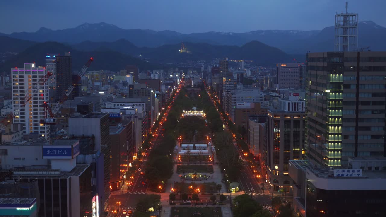 vista nocturna con vistas al parque odori desde la torre de televisión de sapporo con luces iluminadas del tráfico visible