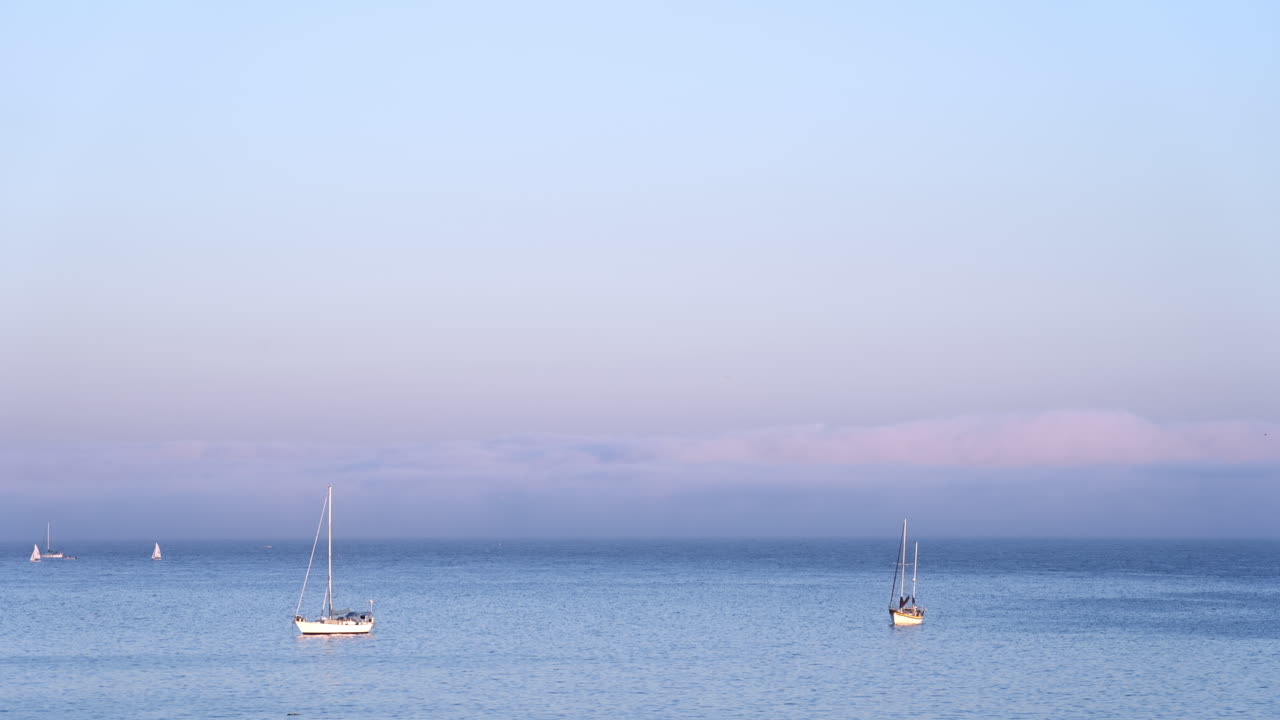 정박한 보트가 저녁 세트로 흔들리는 타임랩스