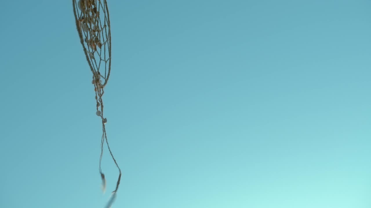 해변에서 해가 지는 꿈을 잡는 사람