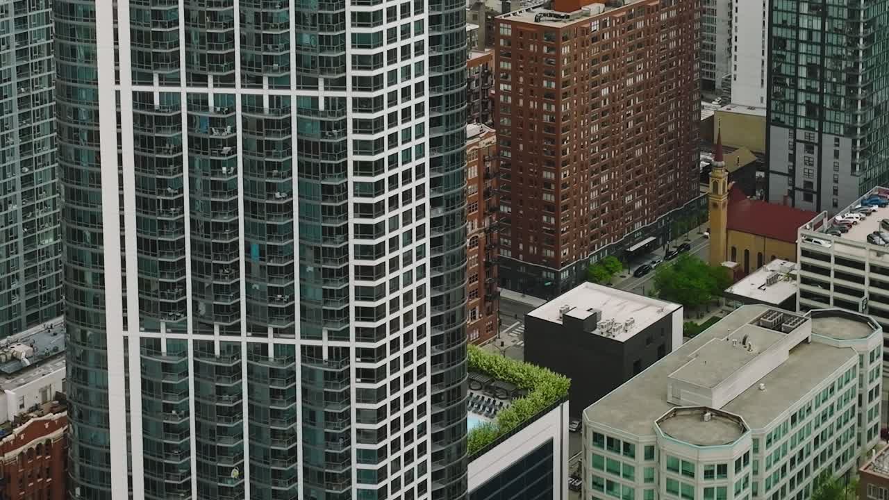 Vista Aérea de Topo de Grande Estacionamento e Rua