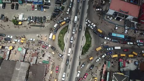 drone timelapse vista vertical rotatorio y carretera en lagos nigeria