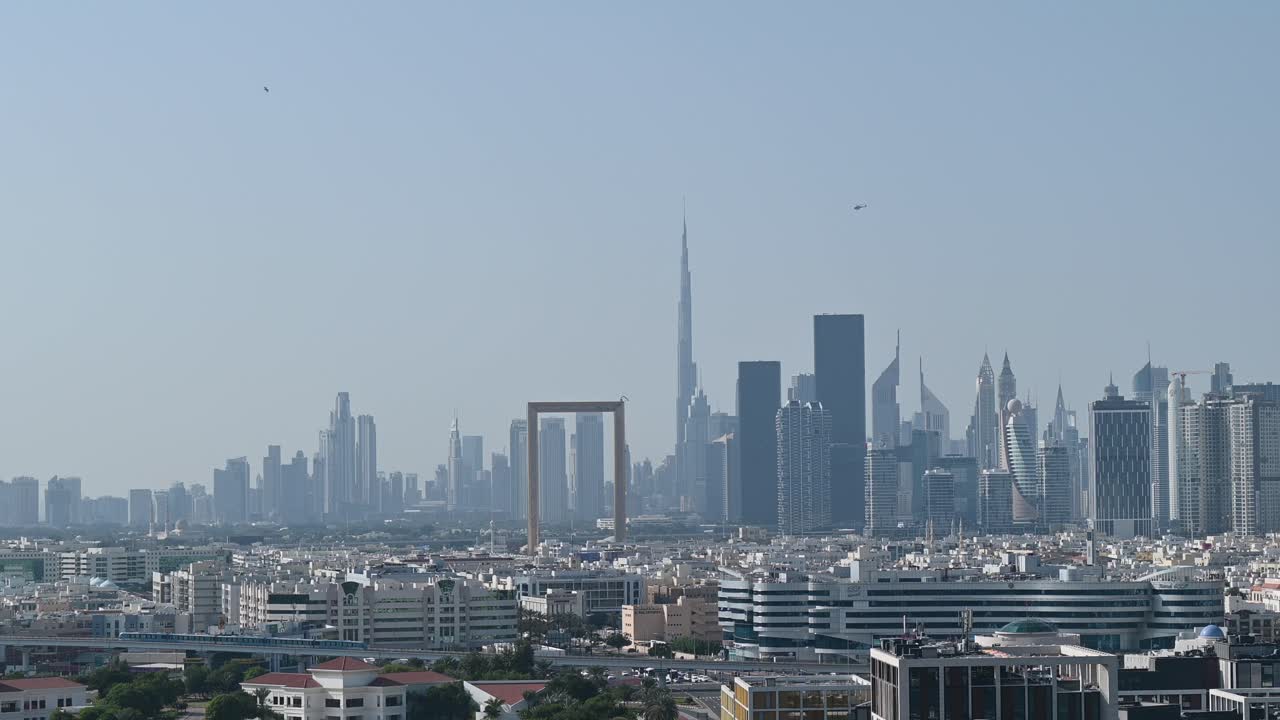 4k: visão matinal do horizonte de dubai e burj khalifa, incluindo dubai frame, dubai metro line, arranha-céus dos emirados árabes unidos