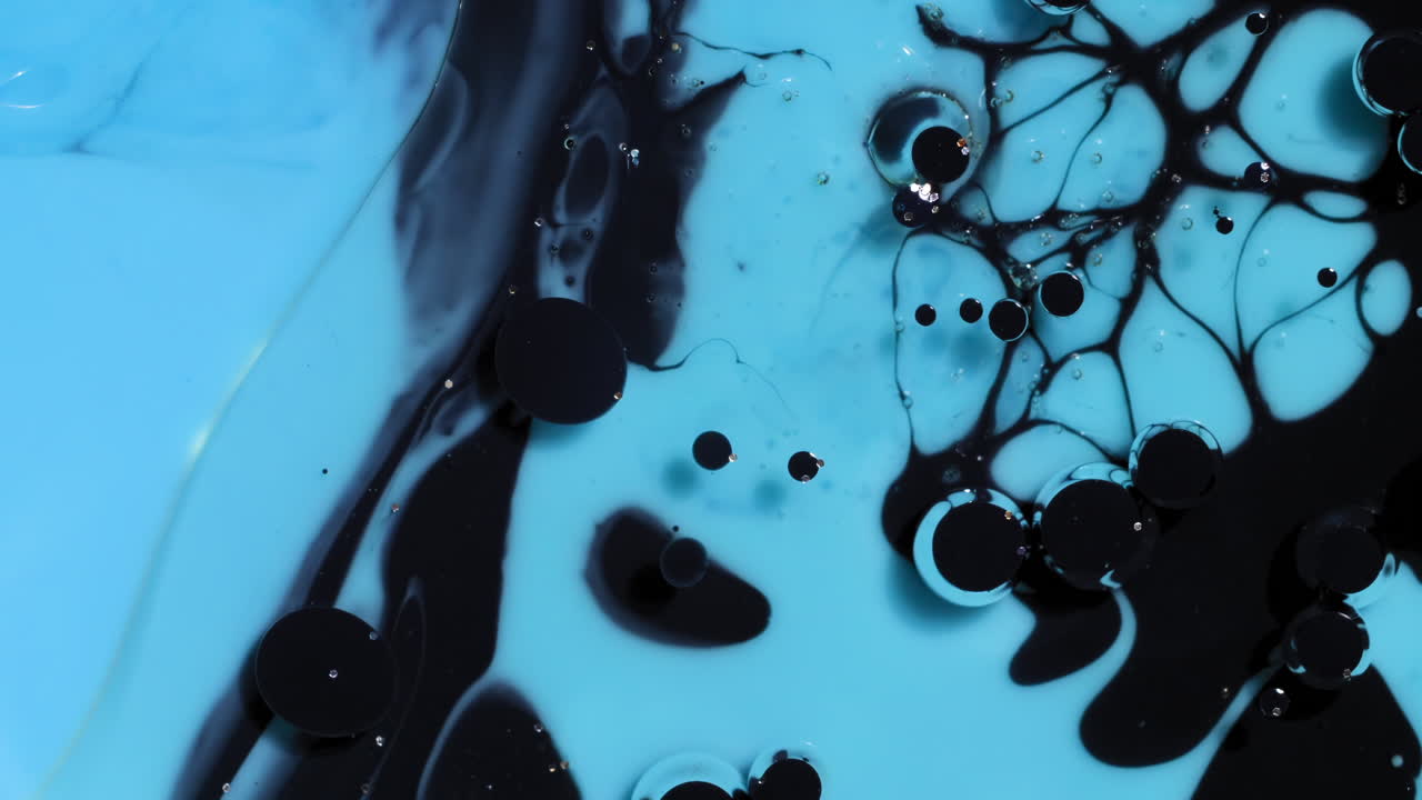 fondo de arte abstracto azul y negro de colores arremolinados, burbujas de tinta estallan y reaccionan