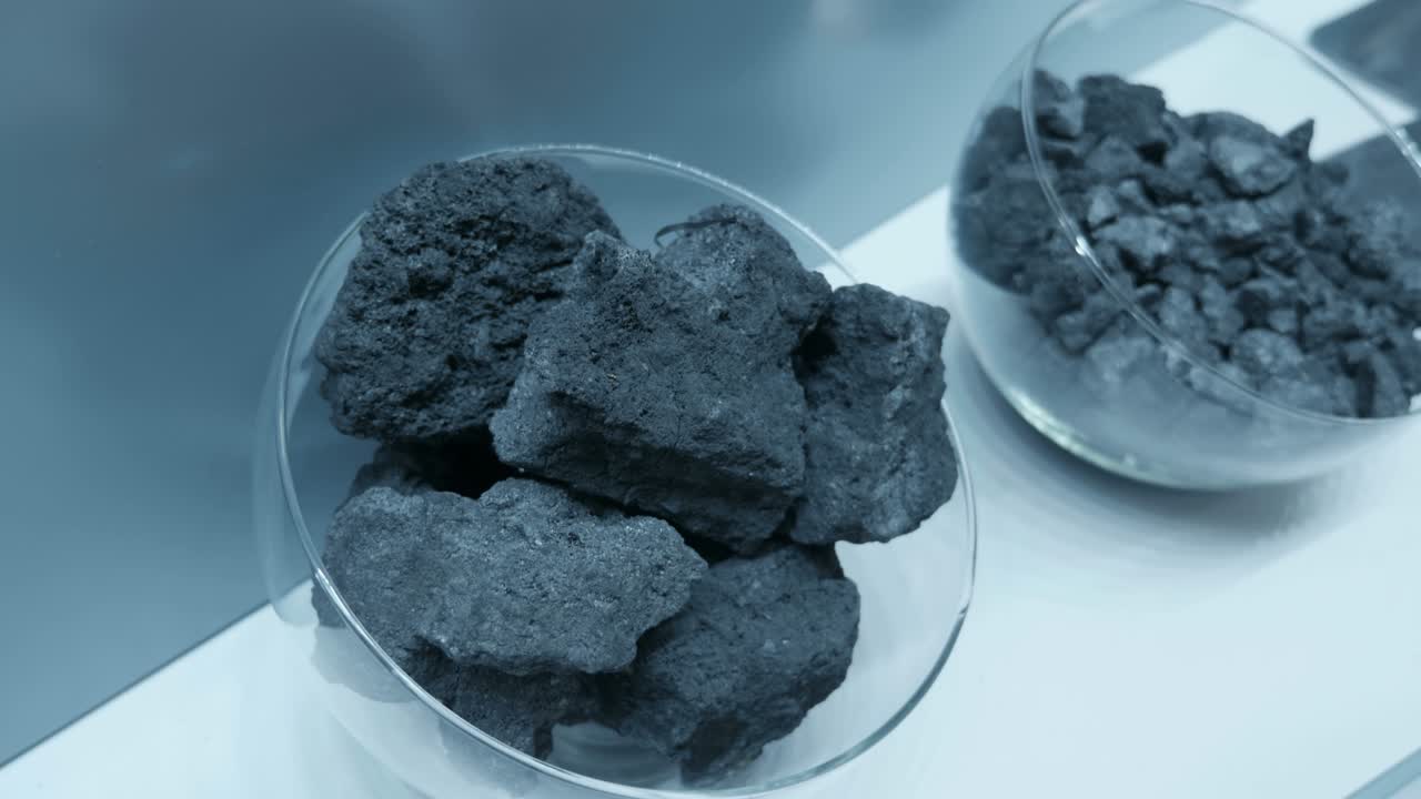 los minerales de hierro son rocas y minerales de los que se puede extraer hierro metálico