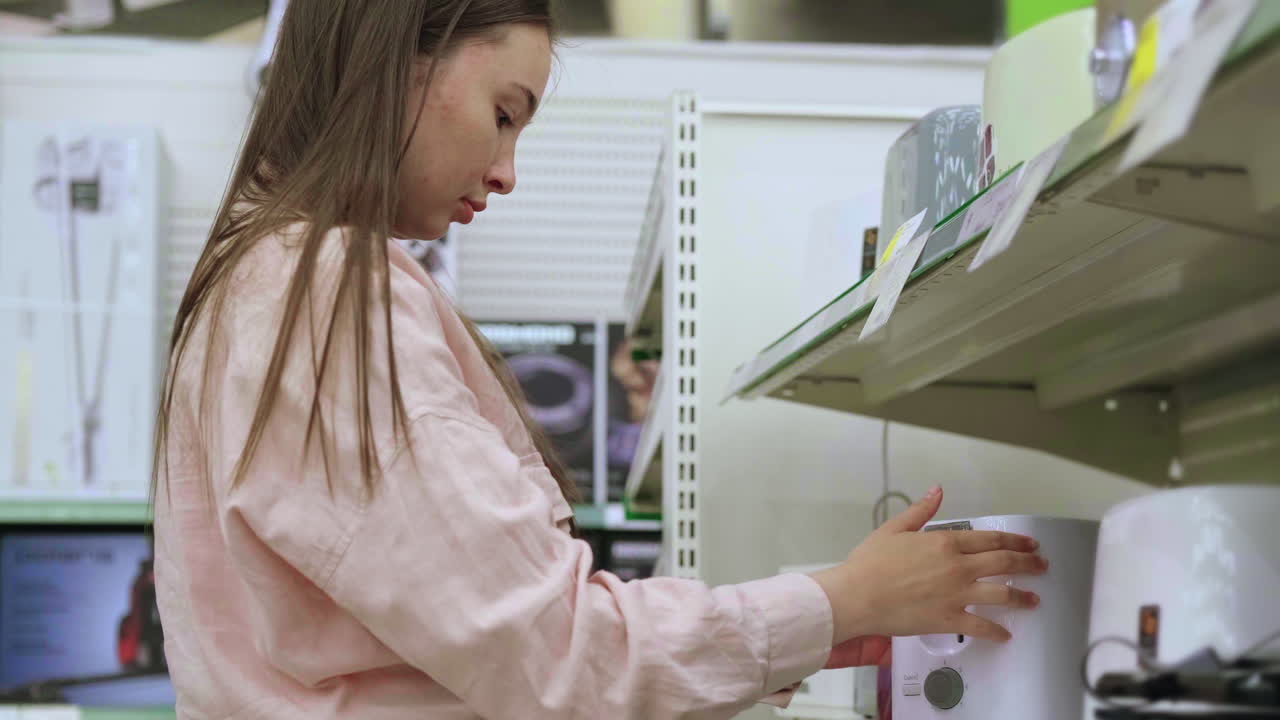 mujer comprando electrodomésticos en una tienda minorista