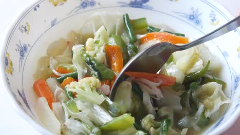 frito de verduras mezcladas en un cuenco