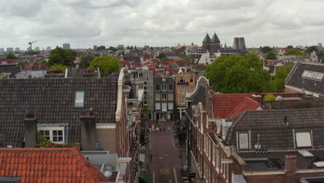 Antena-De-Avance-Lento-Sobre-La-Típica-Calle-Del-Vecindario-De-Amsterdam-E-Incline-Hacia-Abajo-En-El-Puente-Del-Canal