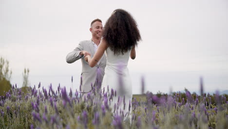 boda, naturaleza y pareja feliz en el jardín bailando