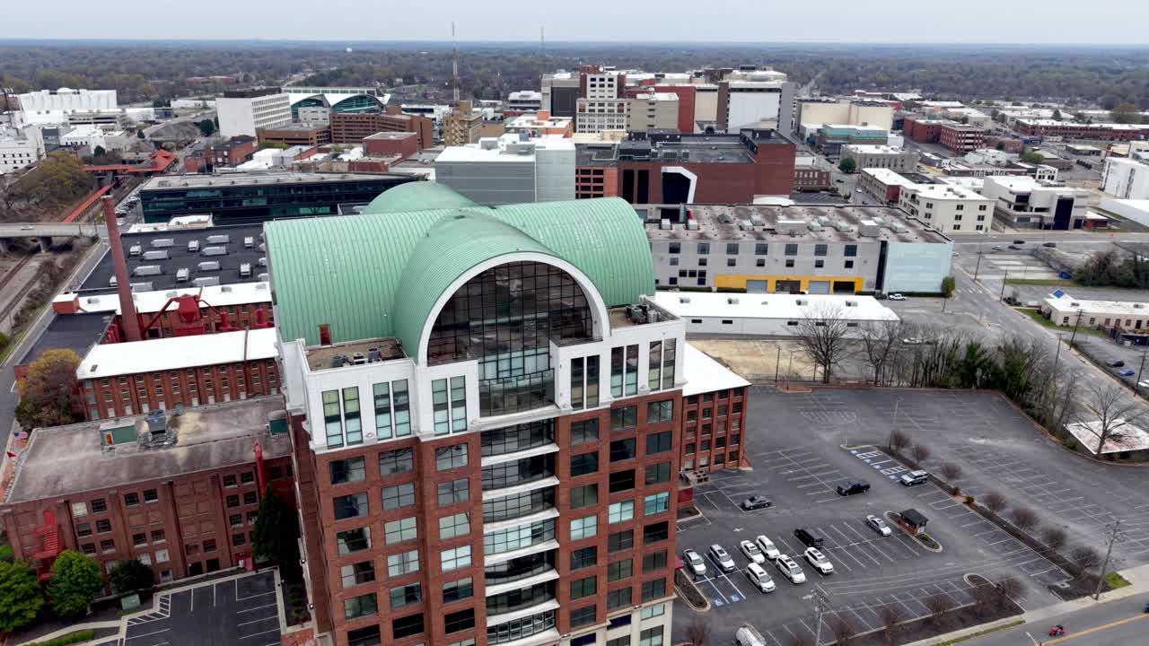 Ripresa aerea in allontanamento dalla skyline di High Point, Carolina del Nord