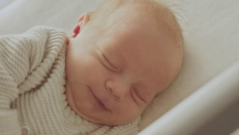 bebé recién nacido durmiendo