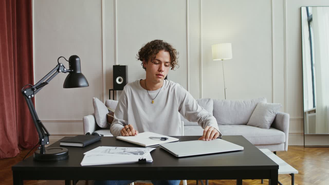 joven adulto que trabaja desde casa