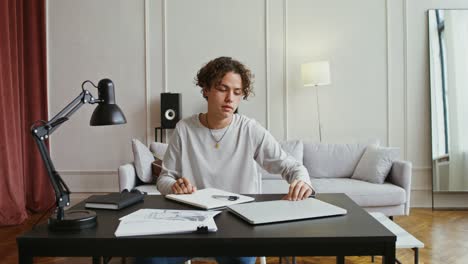 joven adulto que trabaja desde casa