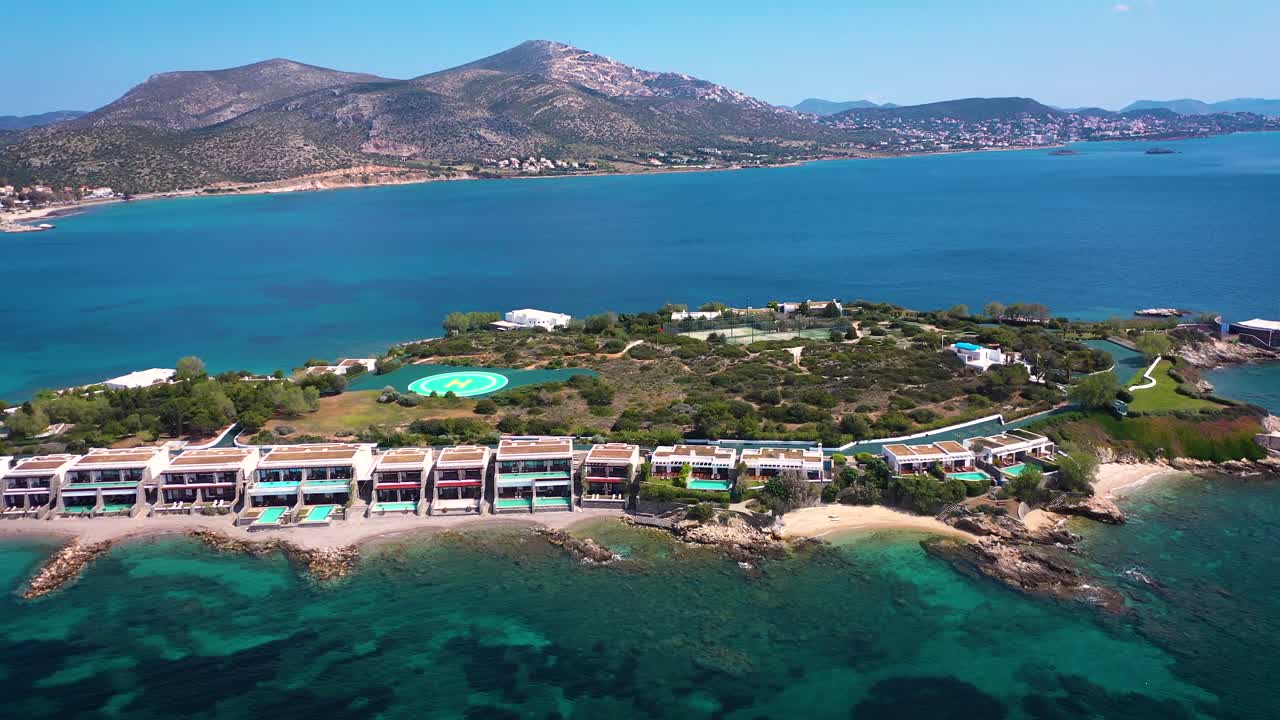 아티카의 에게아 해 연안의 놀라운 투르코이즈 물 수니오 드론으로 촬영