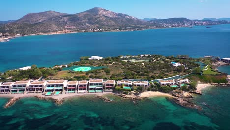 increíble agua turquesa en la costa egea de ática sunio filmado por un dron