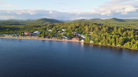 Una-Toma-De-Drones-De-Una-Serie-De-Edificios-En-La-Orilla-Del-Lago-En-Nueva-York-Donde-Las-Familias-Se-Reunían-Y-Se-Conectaban