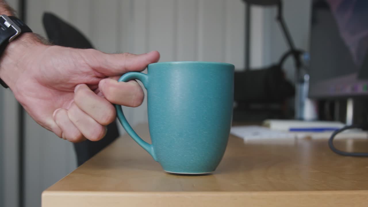 taza de café sentada en un escritorio movida a mano
