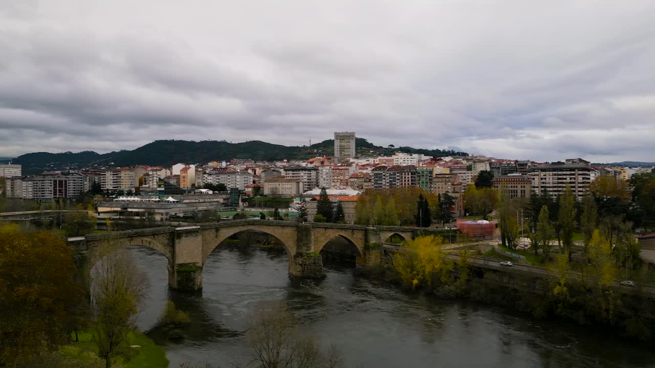 Ripresa con drone del Ponte Romano di Ourense che attraversa il fiume Miño a Ourense, Galizia, Spagna