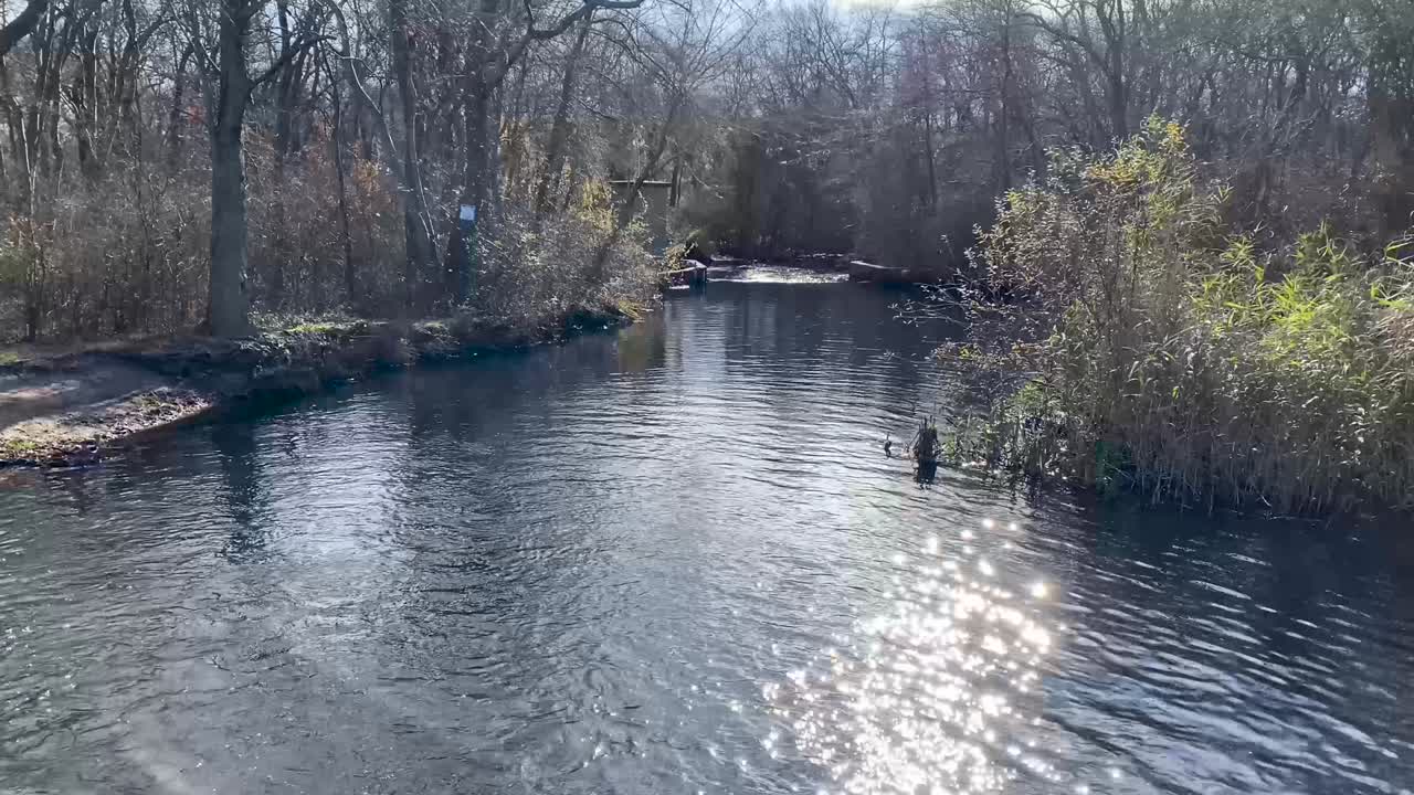 el brillo del sol brilla como un movimiento circular por encima de la corriente