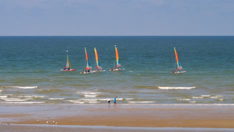 veleros en la playa de cabourg en francia.
