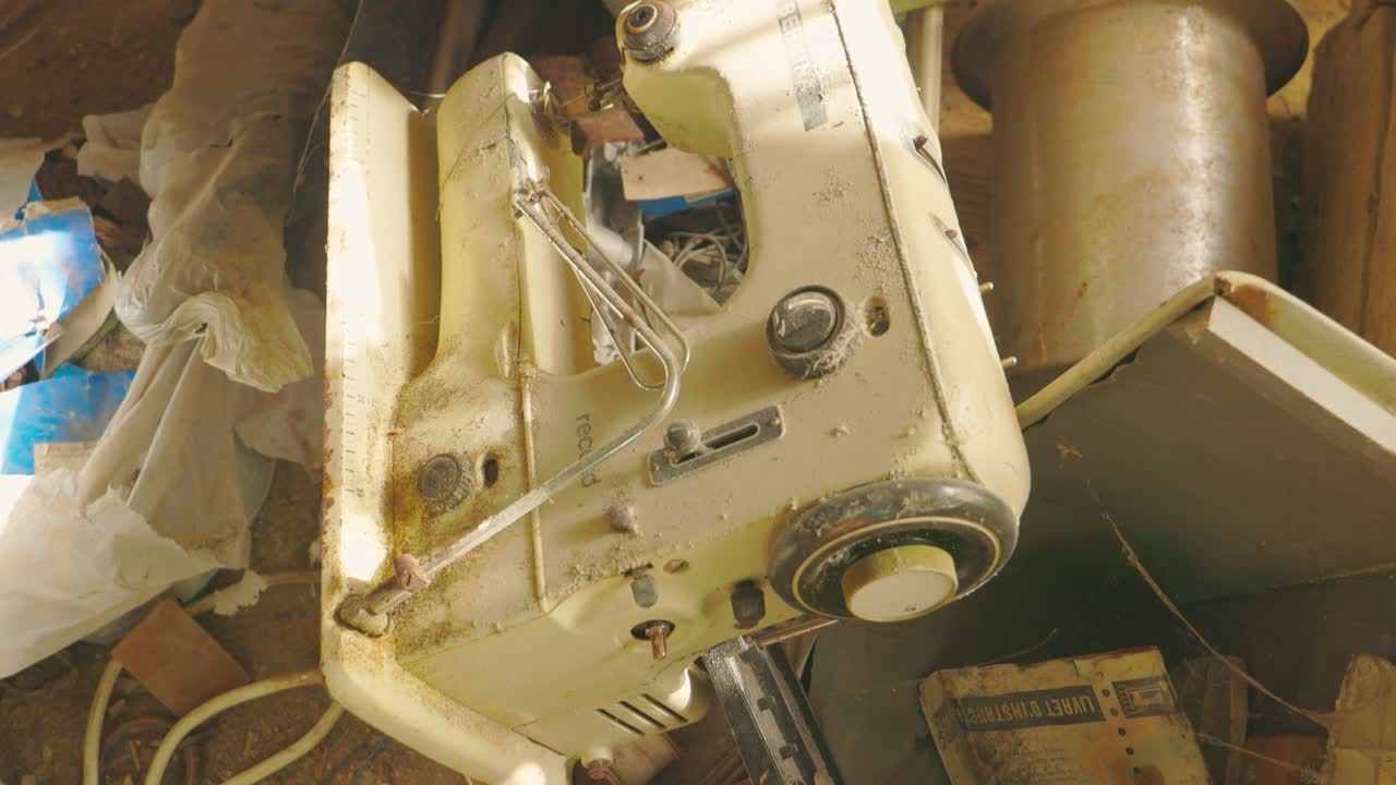 버려진 20세기 중반 은 베르니나 레코드 바느질 기계가 얼룩진 쓰레기 어리에서 발견됐다.