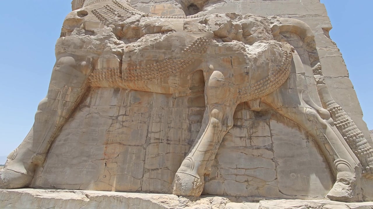Relief Batu Kuno Banteng Bersayap di Persepolis