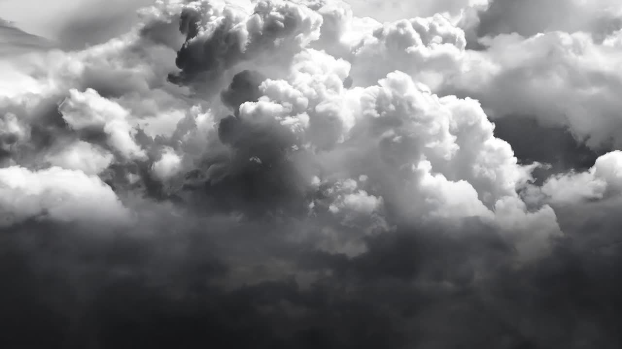 вид на грозовые облака и удар молнии