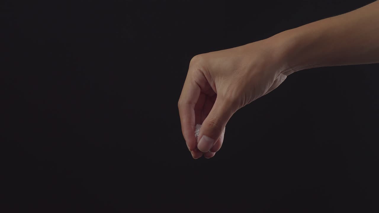 손으로 뿌리는 소금