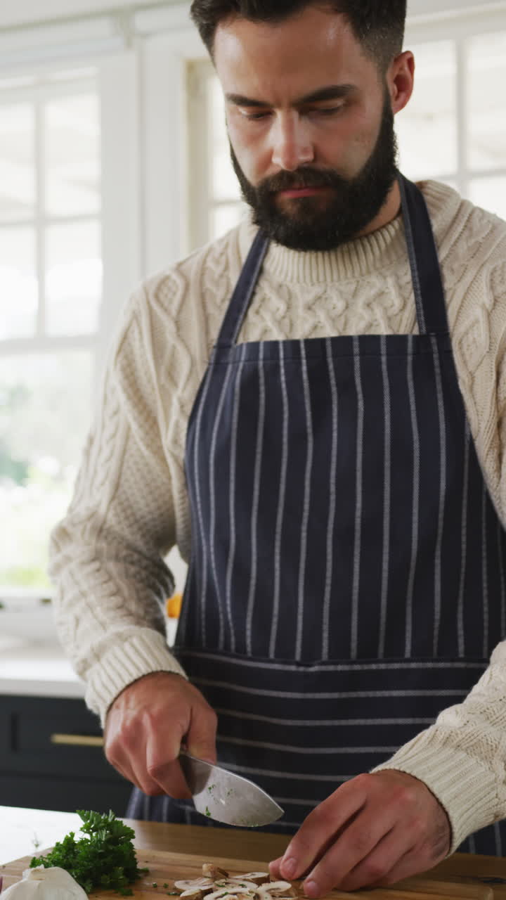 video vertical de un hombre caucásico feliz cocinando