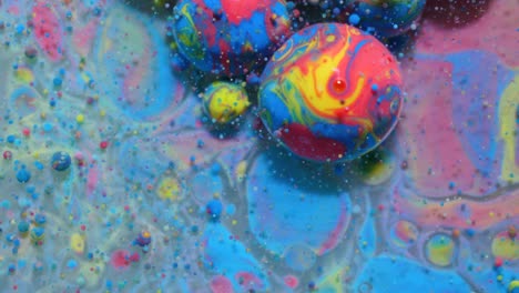 movimiento lento colores brillantes burbujas azules y rojas aceite hermosa pintura color universo movimiento multicolor. pintura acrílica. superficie hipnótica fantástica. abstracto estructura de metamorfosis de pintura de colores.