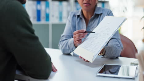 médico a discutir o formulário com o paciente
