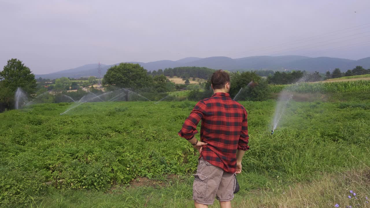 L'agricoltore si toglie il cappello e si asciuga il sudore