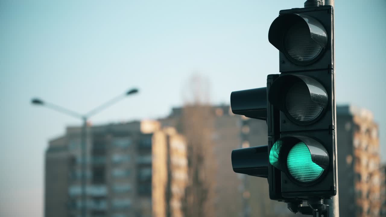 semáforo de luz de tráfico cambiando de colores de rojo, amarillo a verde