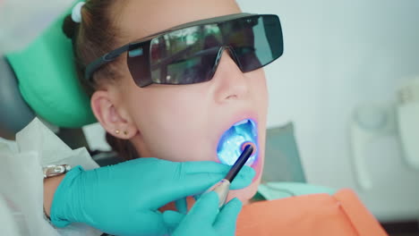 procedimiento dental con luz azul
