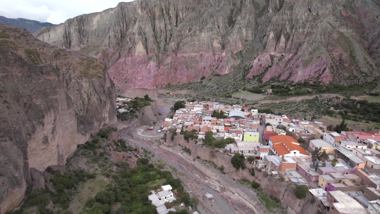 4K drönarvy från luften över Iruya, Salta, Argentina. En avlägsen andinsk by omgiven av dramatiska berg, djupa dalar och slingrande vägar i ett av norra Argentinas mest spektakulära landskap