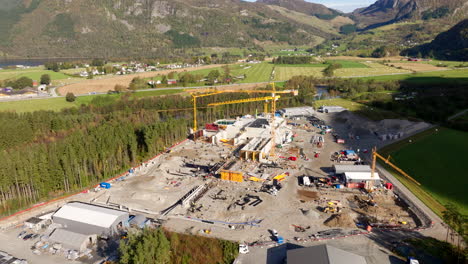 criadero de salmón, trabajo en progreso para la construcción de granjas en aardal, stavanger, noruega. vista aérea de drones