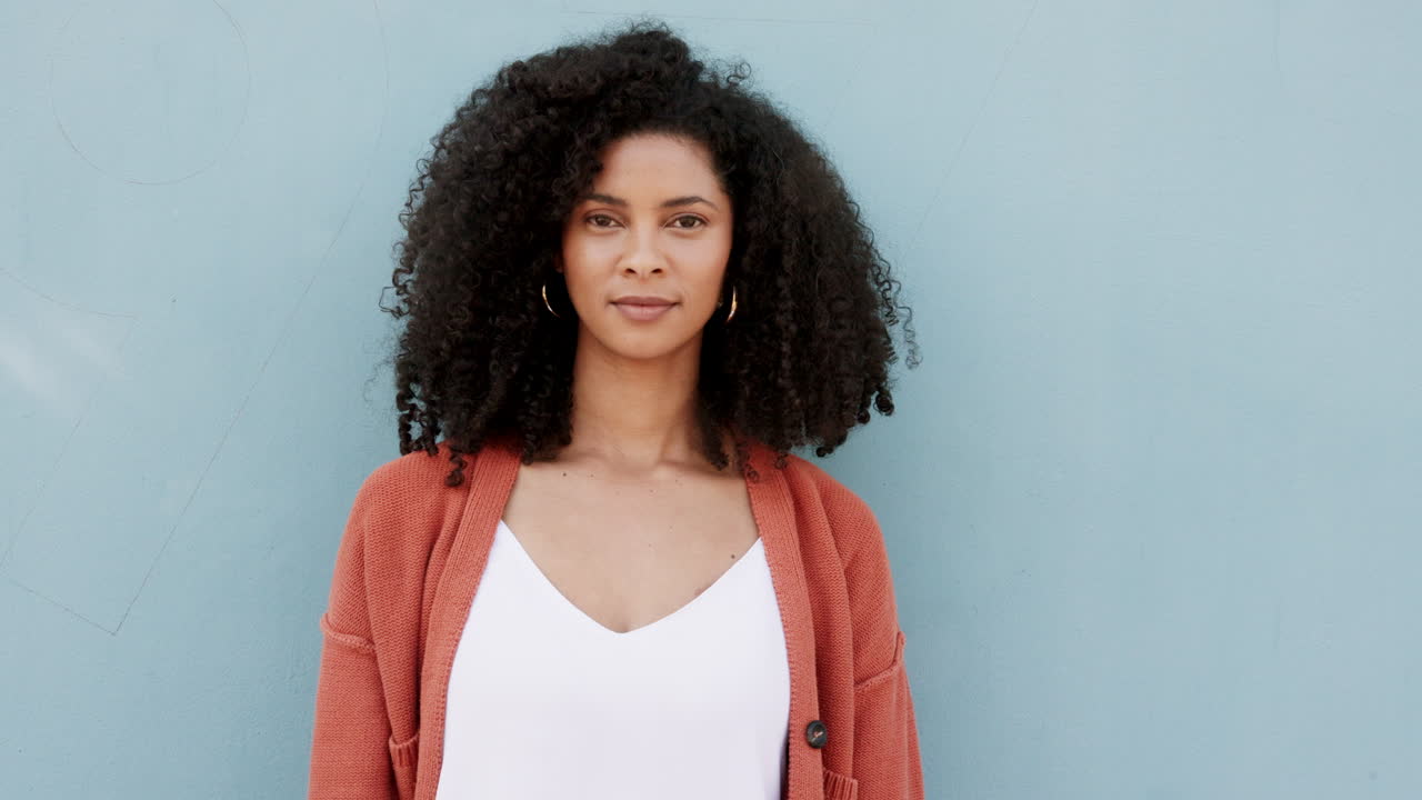 mujer negra, mano perfecta y signo de éxito