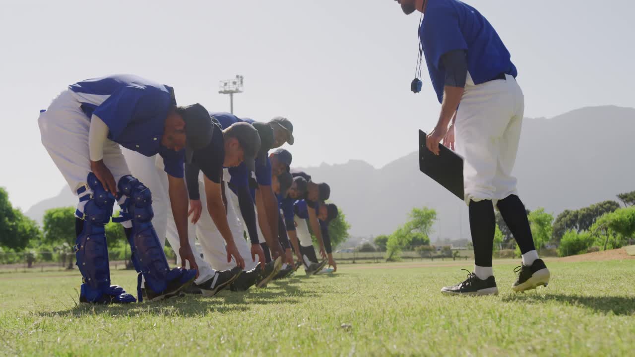 야구 선수 들 이 함께 스트레칭 하고 있다