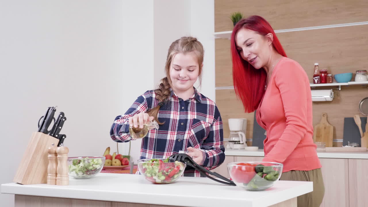 어머니 와 딸 이  ⁇ 러드 를 만들고 있다